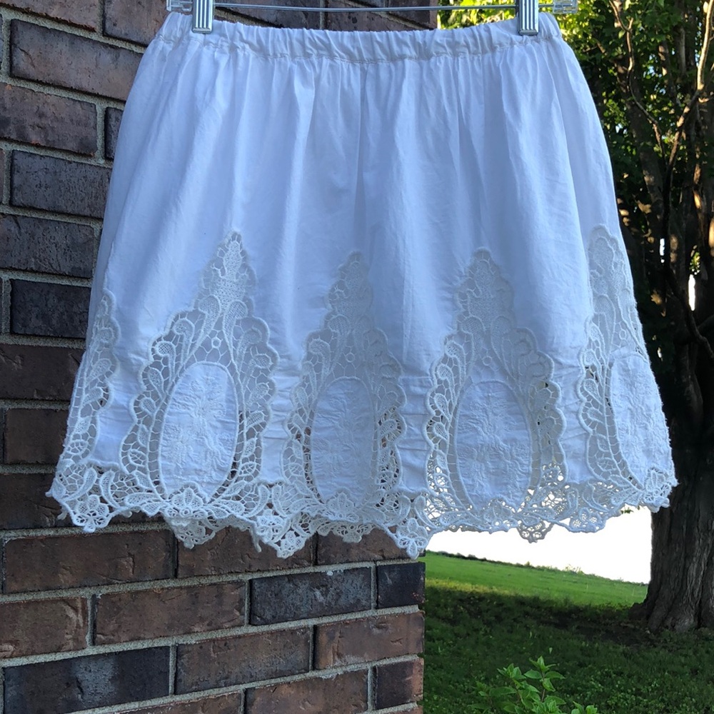 Hinge White Lace-Trim Skirt
